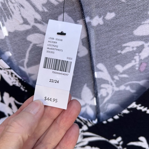 👗Lane Bryant Navy and White Floral Top - Picture 4 of 7